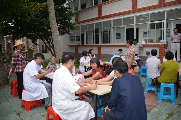 1460603164255608.jpg 图为第二天义诊现场_缩小大小.JPG