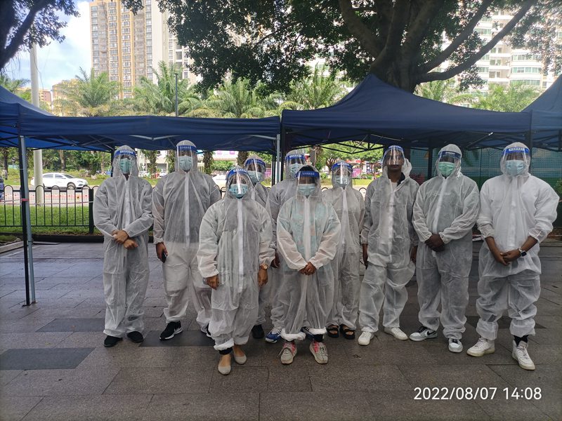国际学生在抗疫期间参与社区卫生服务。mg4355线路检测官网供图