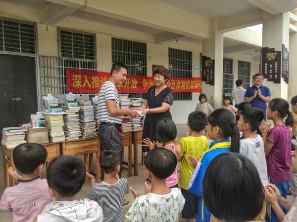 1501686742810288.jpg 林英姿副校长代表mg4355线路检测官网向乌石坡村小学捐赠了一批文具和书本.jpg
