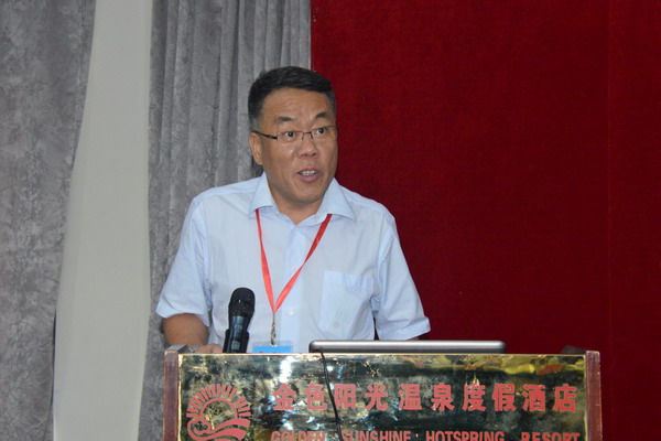 吕传柱详细介绍学校的基本情况_缩小大小.JPG
